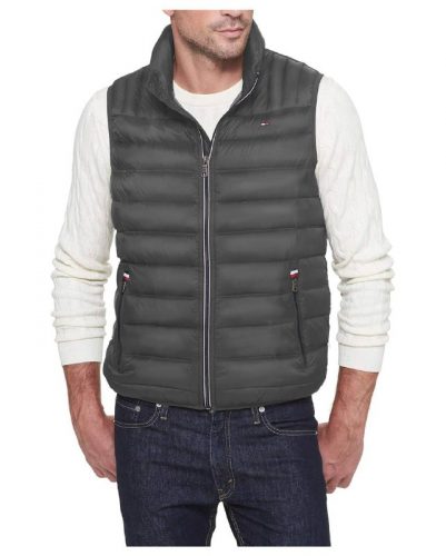 רק 59.9$/196 ש״ח מחיר סופי כולל הכל עד דלת הבית לאפוד הפוך ומתקפל לגברים מבית Tommy Hilfiger – עיצוב קלאסי, קליל ונוח שנכנס לכל תיק ונראה מושלם בכל עונה!!