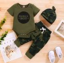 רק 6.2$/21 ש"ח לסט בגדים מושלם לתינוק – כולל בגד גוף עם הדפס “Mama’s Boy”, מכנסיים וכובע תואם!!