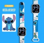 רק 2.2$/9 ש״ח לשעון דיגיטלי לילדים של סטיץ' – עיצוב צבעוני ומדליק עם תצוגת LED נוחה!!