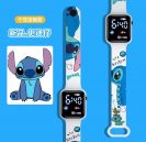 רק 2.2$/9 ש״ח לשעון דיגיטלי לילדים של סטיץ' – עיצוב צבעוני ומדליק עם תצוגת LED נוחה!!