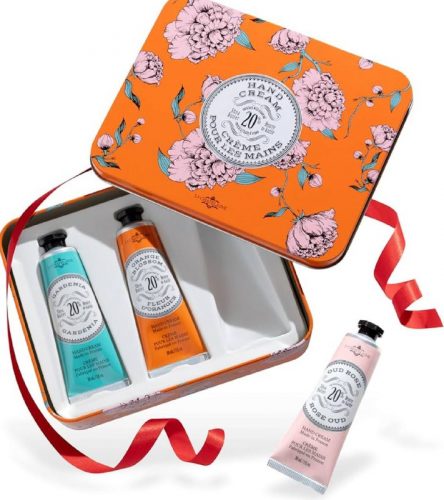 רק 24.6$/80 ש״ח (משלוח חינם בהגעה לסכום כולל של 49$ ומעלה) לסט חגיגי מבושם של 3 קרמי ידיים La Chatelaine – מבוסס חמאת שיאה אורגנית 20%, מיוצר בצרפת, ובקופסת פח מתנה מהממת!!