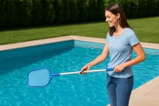 דיל מקומי: שומרים על הבריכה נקייה עם רשת ניקוי עם מוט טלסקופי מבית PoolStar רק ב-₪39 במקום ₪59!