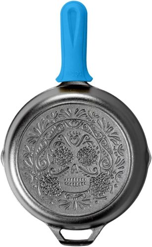 רק 32.8$/101 ש״ח (משלוח חינם בהגעה לסכום כולל של 49$ ומעלה) למחבת יציקה Lodge Sugar Skull בקוטר כ-26 ס״מ עם ידית סיליקון כחולה, חימום אחיד, הגנה מחום ובישול עמיד לשנים!!