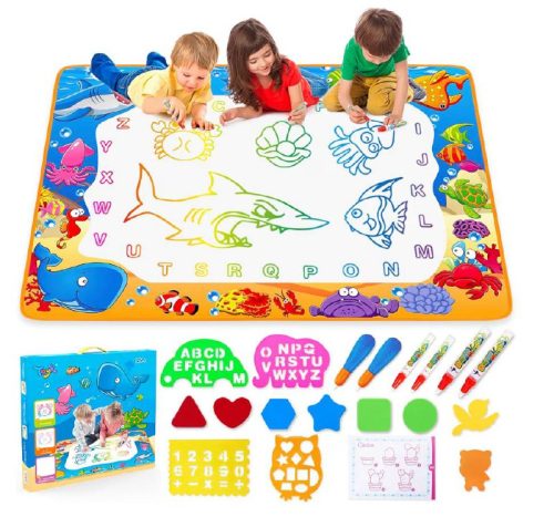 רק 21.9$/67 ש״ח (משלוח חינם בהגעה לסכום כולל של 49$ ומעלה) למשטח ציור מים קסום לילדים בגודל 102×71 ס״מ עם 6 טושים, תבניות ציור וחוויה יצירתית בלי לכלוך!!