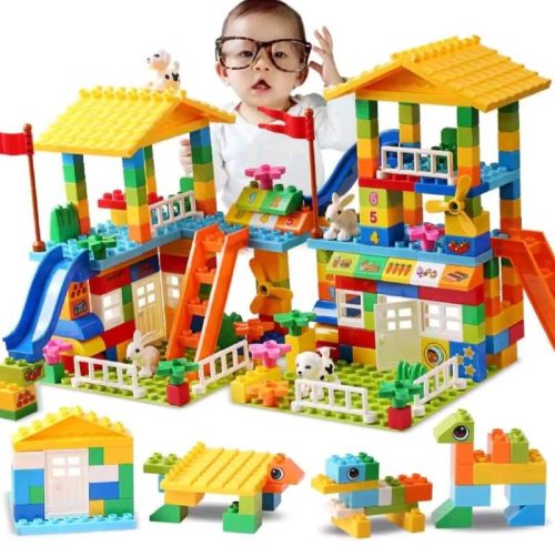 רק 17$/55 ש״ח לסט ענק של 153 חלקי קוביות גדולות לבניית בית עירוני, טירה או מתחם משחק – כולל חיות, גג, מגלשה ואביזרים שילדים פשוט לא ירצו להפסיק להרכיב!!