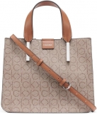 רק 66.1$/215 ש״ח מחיר סופי כולל הכל עד דלת הבית לתיק הקרוסבודי הקומפקטי לנשים Calvin Klein Audrey בצבעי קרמל-טאופ אלגנטיים, בטקסטורת מונוגרמה מרשימה ונוחות שימוש יומיומית!!