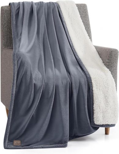 רק 58.9$\218 ש"ח מחיר סופי כולל הכל עד דלת הבית לשמיכת פליז דו צדדית מבית UGG בגודל 178X127 ס"מ, חמה ומפנקת במיוחד!!