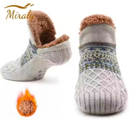 רק 5$/17 ש״ח לגרבי בית חורפיות עם פרווה פנימית מפנקת ותחתית נגד החלקה – מושלם לרביצה בסלון בלילות הקרים!