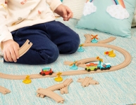 דיל מקומי: רק 79 ש״ח במקום 109 למסלול רכבות מבית Battat – ערכת משחק מעץ עם קרונות מגנטיים, שלטים ומסילות להרכבה חופשית!!