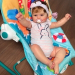 רק 29.2$/95 ש״ח לבובת תינוק בגודל 45–50 ס״מ שנראית אמיתית, עם בגדים, בקבוק, מוצץ, קשת ותעודת לידה – חוויית משחק מושלמת לילדים!!